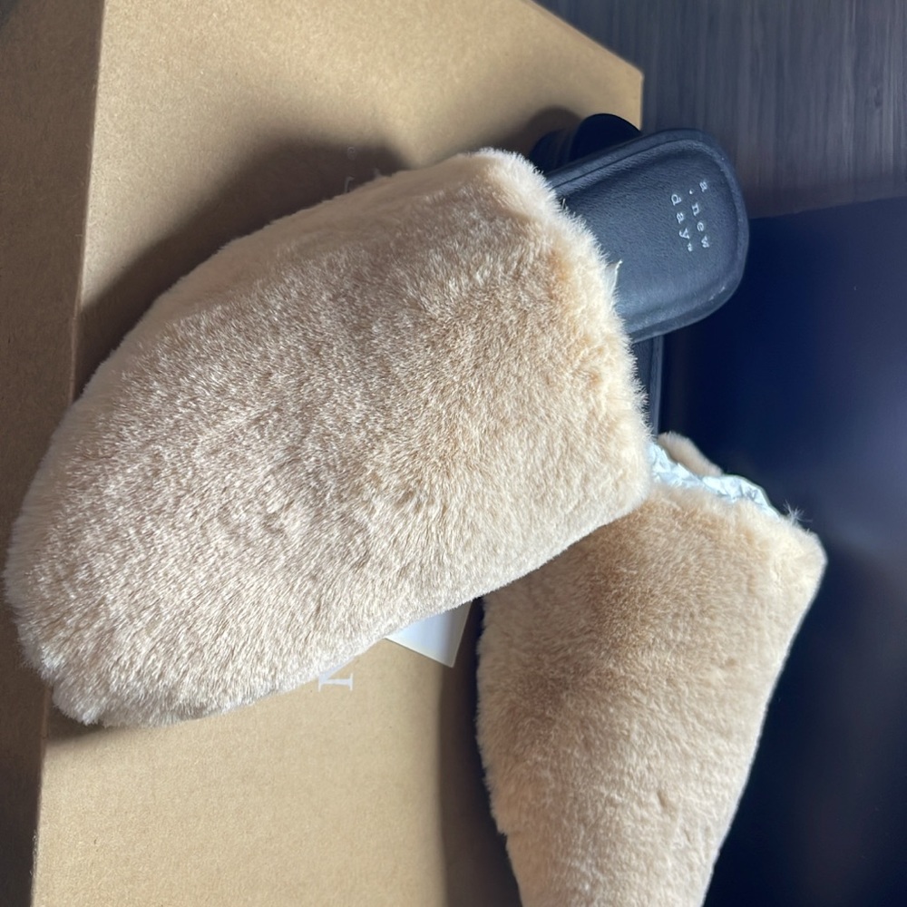 Fur sandals